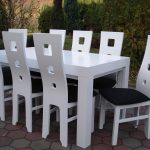 Stół drewniany WOJTEK lakierowany na biało + krzesła drewniane KWADRAT